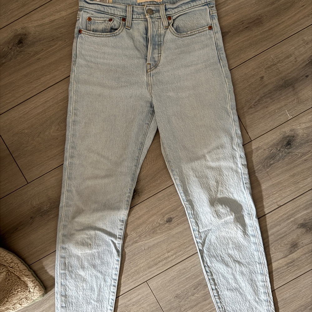 Levi's Women's Wedgie Light Blue High Rise Jeans - Picture 9 of 9